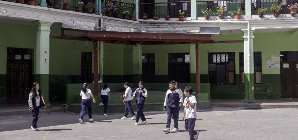 La visi&oacute;n de la Unidad Educativa 10 de Agosto es formar estudiantes cr&iacute;ticos, anal&iacute;ticos, responsables y cuestionadores de la realidad que los rodea.