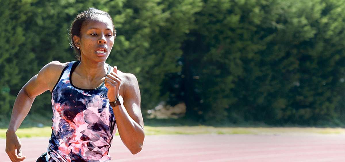 La atleta &Aacute;ngela Tenorio se prepara en la pista de Los Chasquis, antes de viajar al campamento en Estados Unidos, donde se centrar&aacute; en mejorar su participaci&oacute;n de los 200 metros.