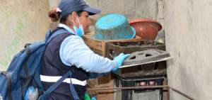 Las brigadas del Ministerio de Salud P&uacute;blica colocaron abate en los recipientes de agua en casas de Guayaquil para eliminar los criaderos de mosquitos. 