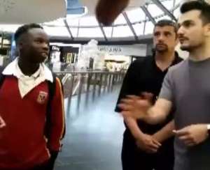 Un empleado expuls&oacute; a estudiantes negros de una tienda de Apple en Australia (Video)