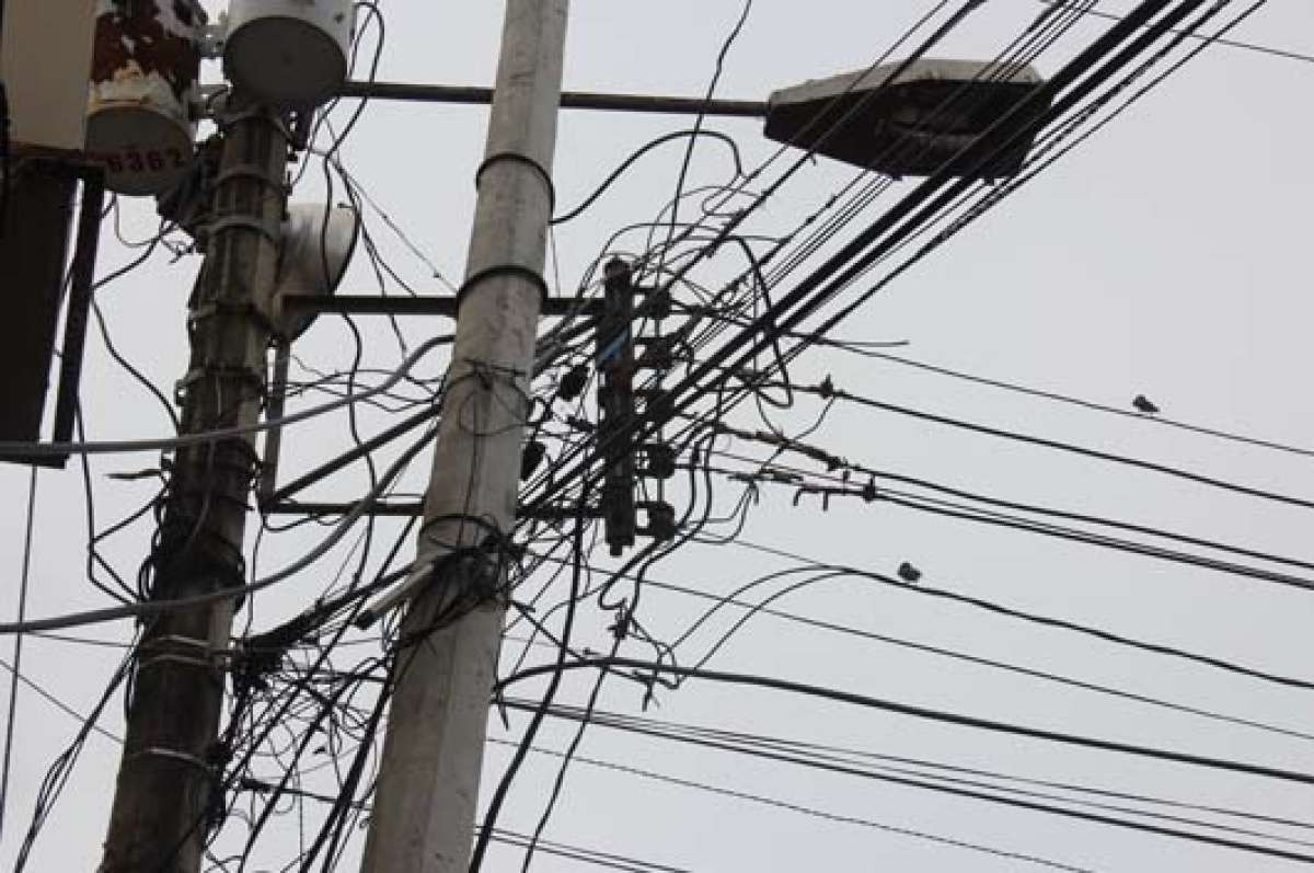 No solo se retirar&aacute;n los cables sin uso, sino tambi&eacute;n los postes  en mal estado. Foto: Cortes&iacute;a GAD de Portoviejo