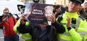 Un grupo de simpatizantes se concentr&oacute; en Londres para pedir la libertad de Assange. 