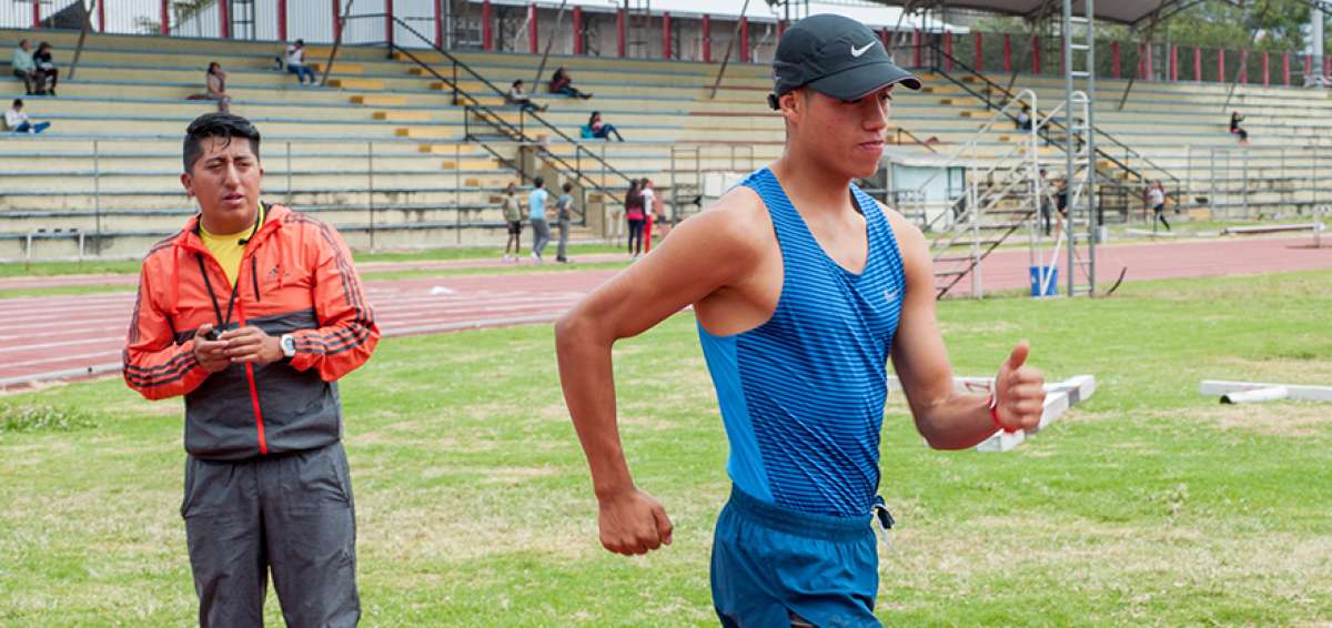 El t&eacute;cnico ecuatoriano Javier Cayambe (i) ha pulido la t&eacute;cnica de marcha del atleta David Hurtado, desde 2013, cuando lo tom&oacute; bajo su tutela.
