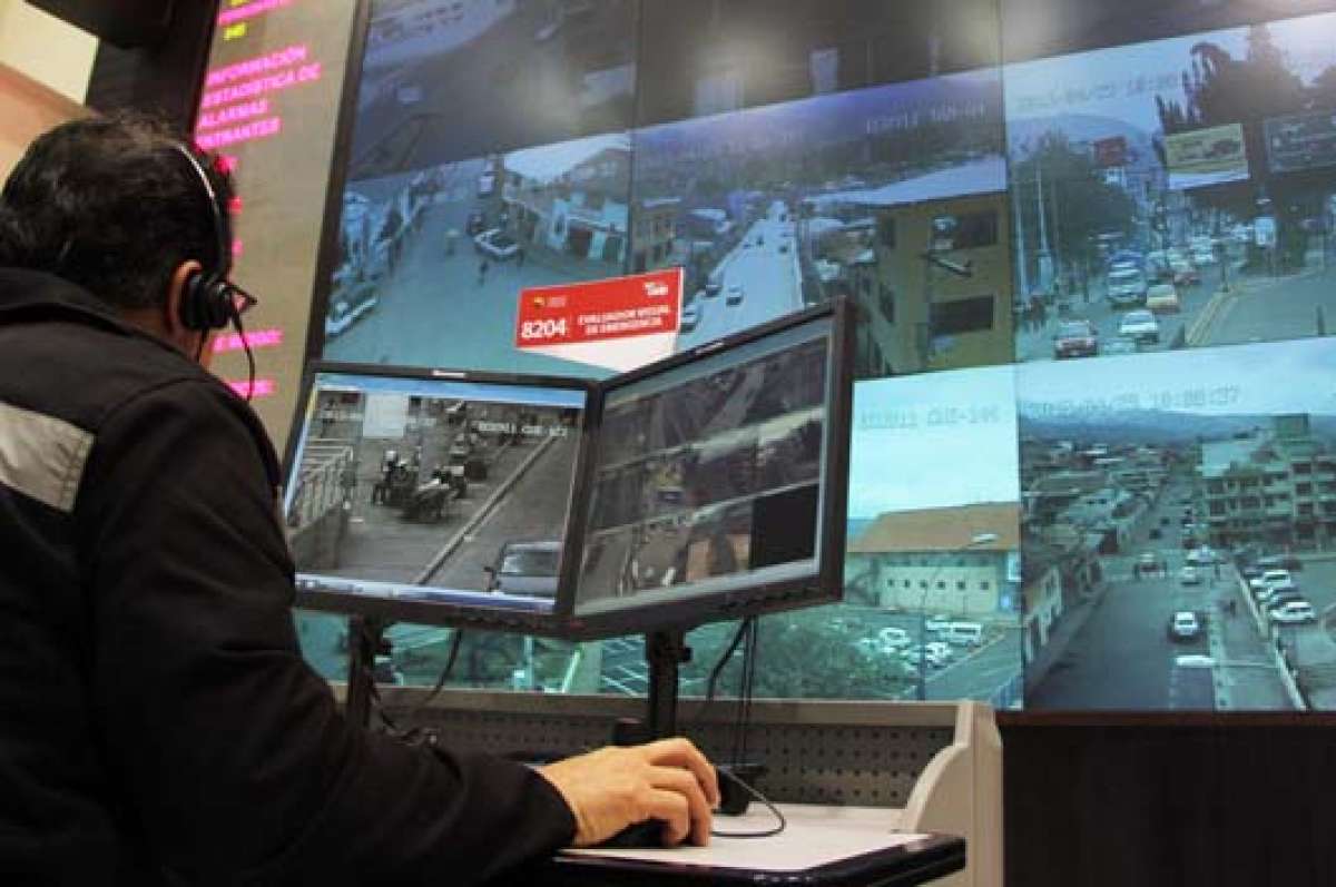 La plataforma del Ecu 911 da atenci&oacute;n a las provincias de Azuay y Ca&ntilde;ar. El trabajo que realizan se cumple durante las 24 horas.
