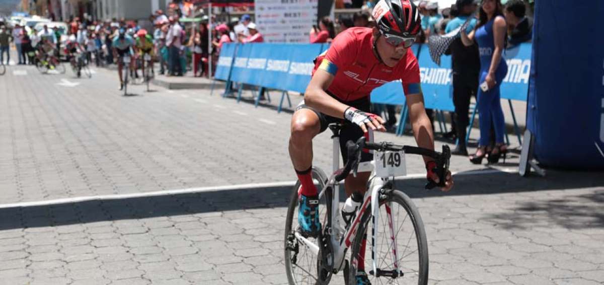 El ciclista colombiano Paulo Pantoja con la camiseta de l&iacute;der prejuvenil, durante la quinta etapa de la competencia Vuelta a la Juventud.