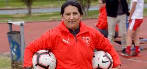 La entrenadora Jeny Herrera se encarga de poner a punto la plantilla de LDU (Q) antes del inicio de la Superliga femenina, el 27 de abril.