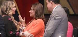La presidenta de la Asamblea, Elizabeth Cabezas, impuso la condecoraci&oacute;n a Cesa.
