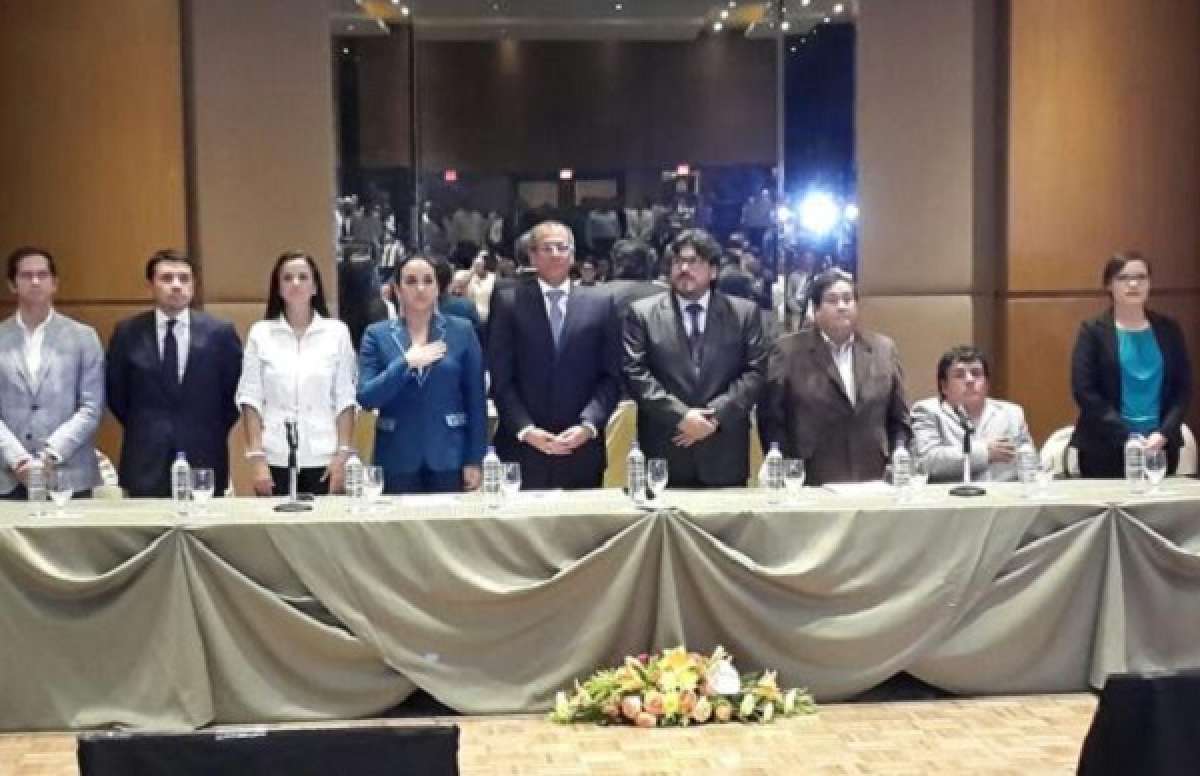Las autoridades presentes en el septuag&eacute;simo aniversiario de la Federaci&oacute;n de Choferes Profesionales del Ecuador. Foto: Asamblea Nacional