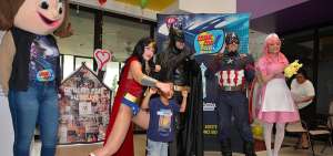 Laura Uribe (Mujer Maravilla), Jorge Ch&aacute;vez (Batman), Michael C&aacute;rdenas (Capit&aacute;n Am&eacute;rica) y Paola Mart&iacute;nez (Joy).   