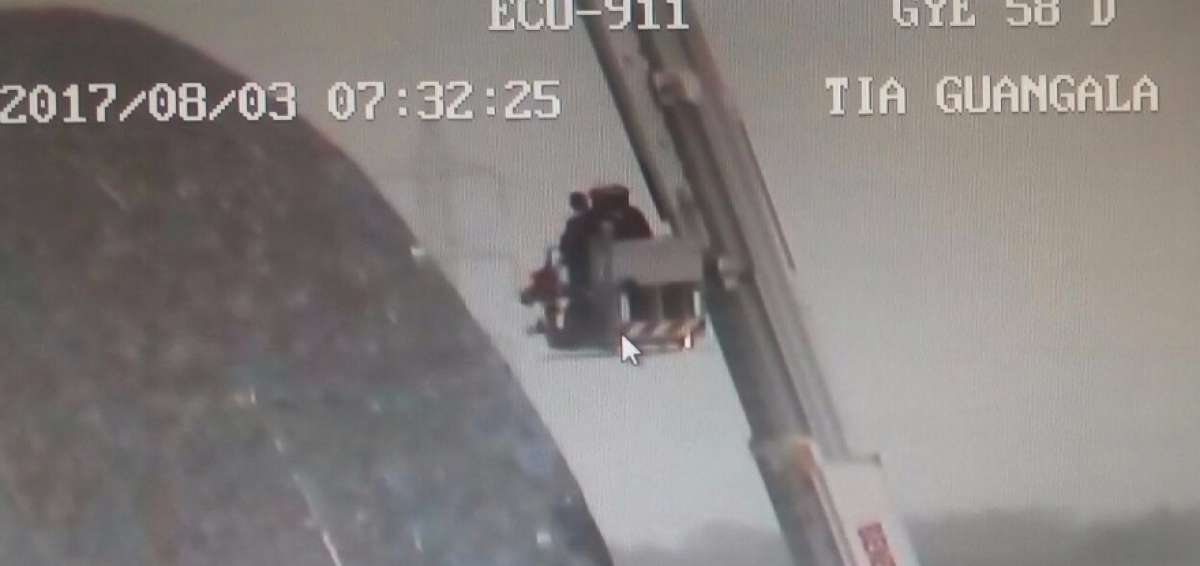 Bomberos rescataron a hombre que intent&oacute; lanzarse desde antena