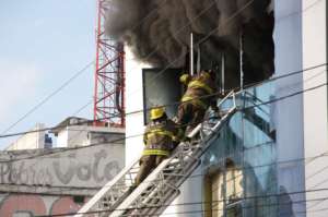 Una jugueter&iacute;a fue consumida por el fuego en el centro de Machala