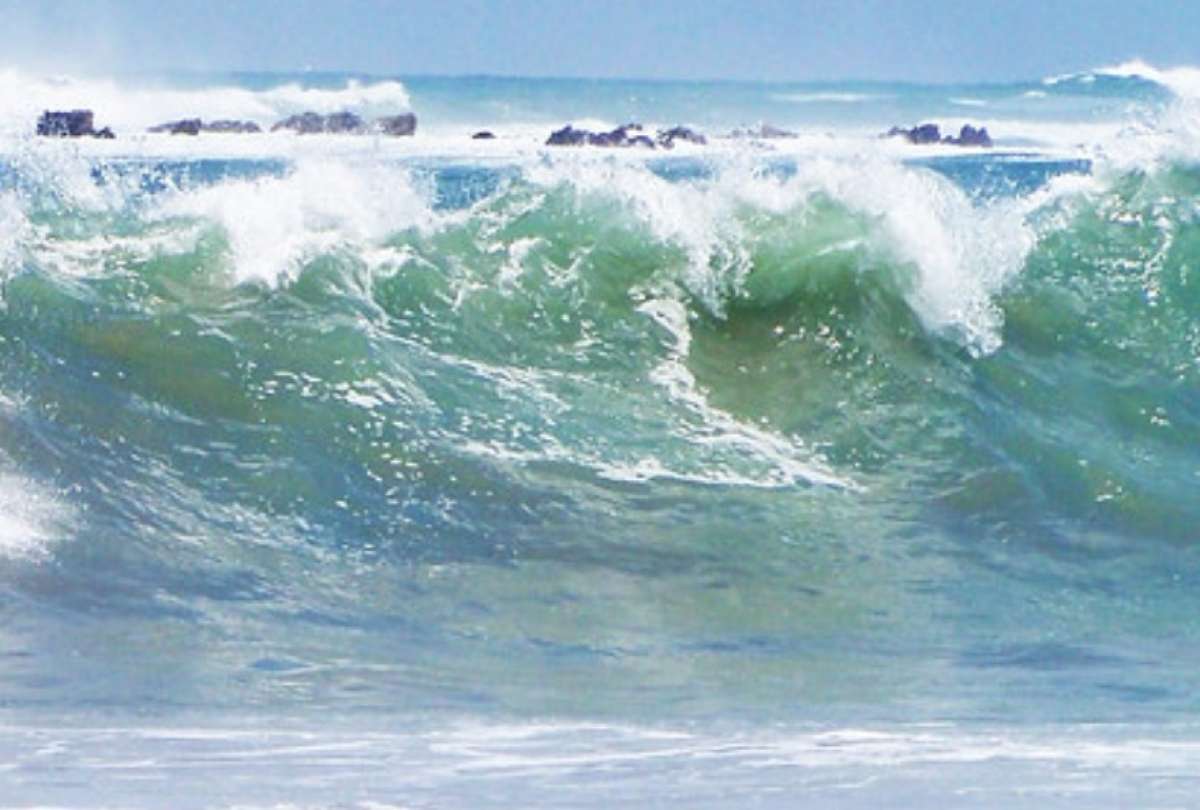 Las autoridades reportan olas de hasta 2,5 metros en las costas del Ecuador. 