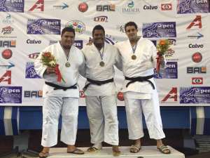 El judoca Freddy Figueroa (c) posa en el podio con su presea dorada. Foto: Cortes&iacute;a