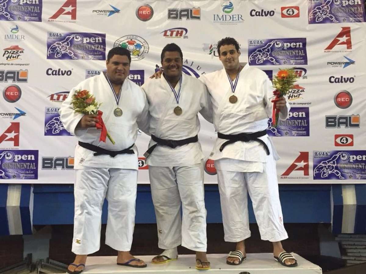 El judoca Freddy Figueroa (c) posa en el podio con su presea dorada. Foto: Cortes&iacute;a