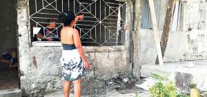 La v&iacute;ctima denunci&oacute; a tres personas que viven cerca de su casa de lanzarle tres bombas caseras (molotov) y provocar un incendio.
