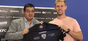 El gerente de Independiente del Valle, Santiago Morales (i), present&oacute; este viernes 19 de julio de 2019 al nuevo refuerzo del club, el mediocampista espa&ntilde;ol Dani Nieto, de 28 a&ntilde;os.