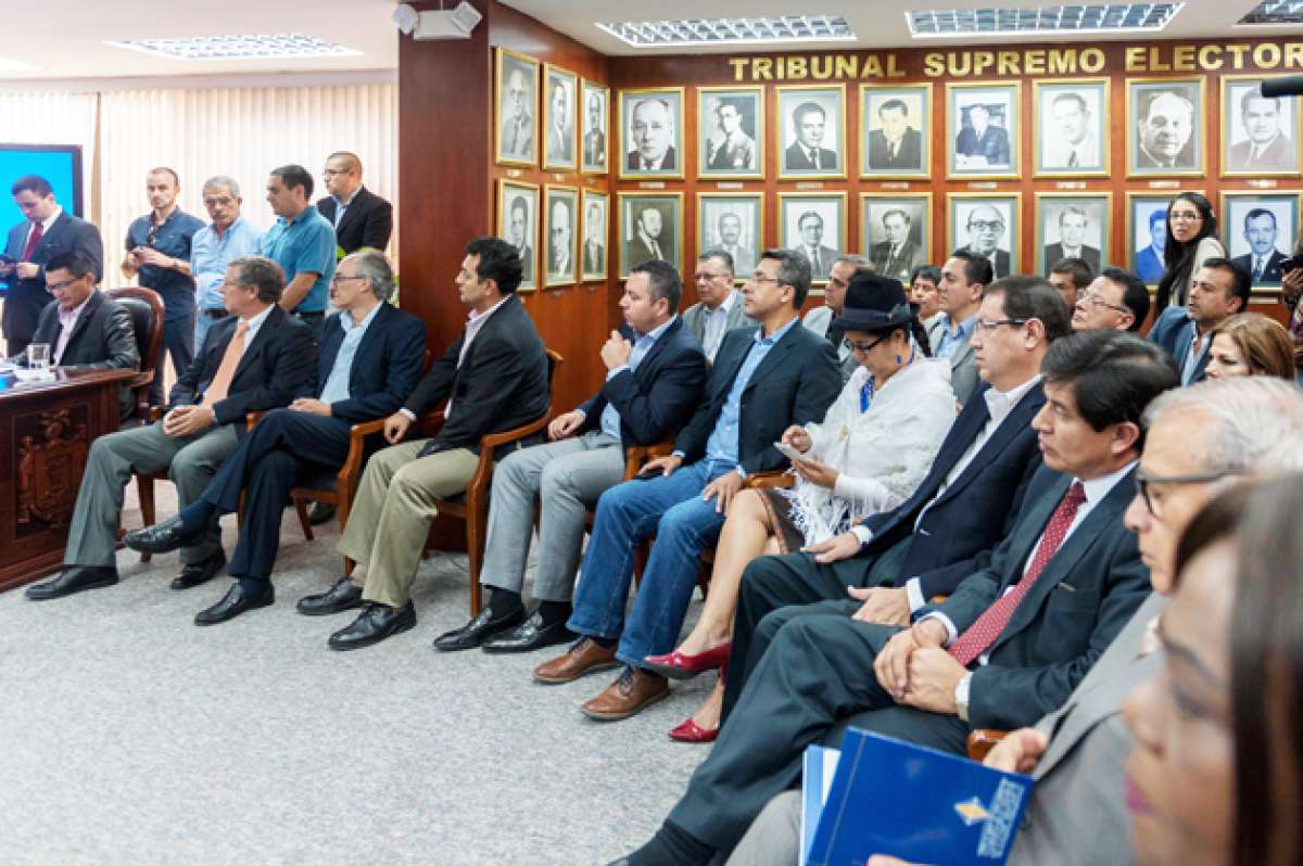 Marcelo Larrea, Guillermo Celi, Gilmar Guti&eacute;rrez, Lourdes Tib&aacute;n y C&eacute;sar Rodr&iacute;guez participaron en la reuni&oacute;n. Foto: Miguel Jim&eacute;nez / El Tel&eacute;grafo