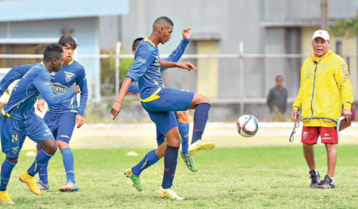 Javier Rodr&iacute;guez (der.), DT de la Selecci&oacute;n Ecuatoriana, durante los entrenamientos exige concentraci&oacute;n y disciplina para poder aplicar los conceptos t&aacute;cticos. Foto: William Orellana / El Tel&eacute;grafo