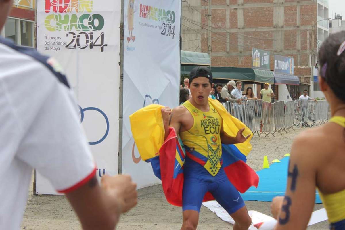Juan Andrade se pega un &lsquo;bailecito&rsquo; con la &lsquo;tricolor&rsquo; en su espalda, luego de llegar a la meta en Huanchaco. Foto: Cortes&iacute;a / Odebo