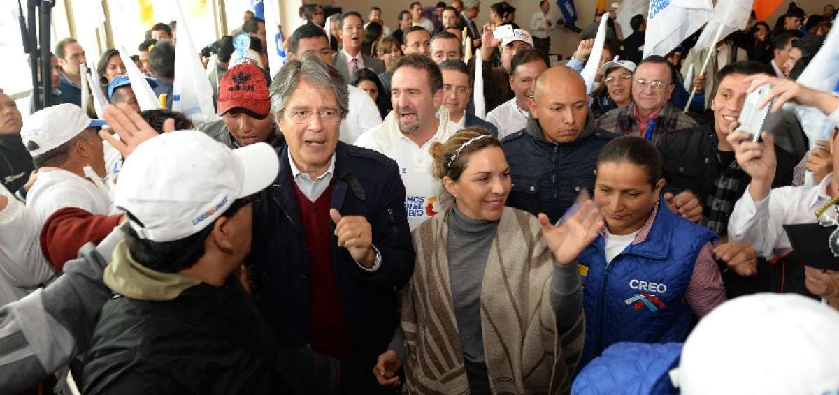 El candidato Guillermo Lasso estuvo acompa&ntilde;ado de sus seguidores en el aeropuerto de Cuenca, antes de su visita al cant&oacute;n azuayo Gualaceo, en la parte oriental.