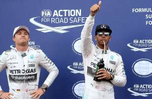 Hamilton (d) celebra la obtenci&oacute;n del primer puesto en las pruebas de clasificaci&oacute;n. FOTO: AFP 