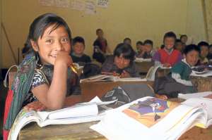 En el Sistema Intercultural Biling&uuml;e se aprende quichua desde el nivel b&aacute;sico y se refuerza en el bachillerato con la cosmovisi&oacute;n y las tradiciones ancestrales de esta cultura. Foto: Tomada de radiopublica.ec