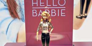 La mu&ntilde;eca viene con un cintur&oacute;n que debe apretarse para tener el &lsquo;di&aacute;logo&rsquo; con la Barbie. Tomado de nubedejuguetes.wordpress.com