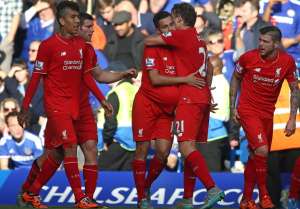 El doblete del mediapunta brasile&ntilde;o Philippe Coutinho (c) fue vital en la victoria de local. Foto: Agencia AFP