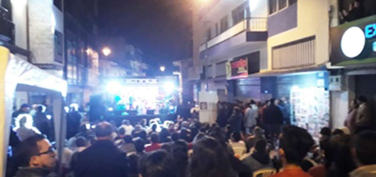 Moradores del barrio Zhirincay participaron en la jornada cultural que incluy&oacute; la presentaci&oacute;n de artistas azogue&ntilde;os y nacionales.