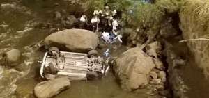 Uno de los accidentes ocurri&oacute; en Cuenca, donde un auto cay&oacute; al r&iacute;o.