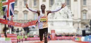 Kipchoge agranda su leyenda