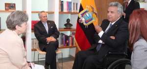 El presidente Moreno recibi&oacute; en la embajada ecuatoriana  en Chile a Alicia B&aacute;rcena, secretaria de Cepal.
