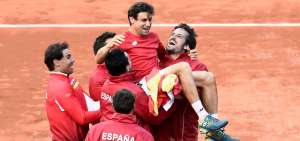 David Ferrer es levantado en brazos por sus compa&ntilde;eros. 