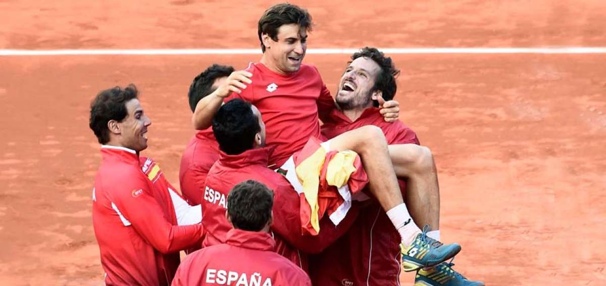 David Ferrer es levantado en brazos por sus compa&ntilde;eros. 