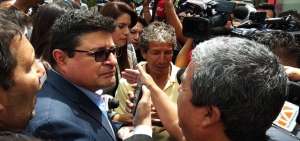 C&eacute;sar Ricaurte, director de Fundamedios, dio declaraciones a la prensa en los exteriores del ECU 911 en Quito. 