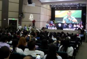 El presidente Daniel Noboa entregó becas a estudiantes en Manabí.