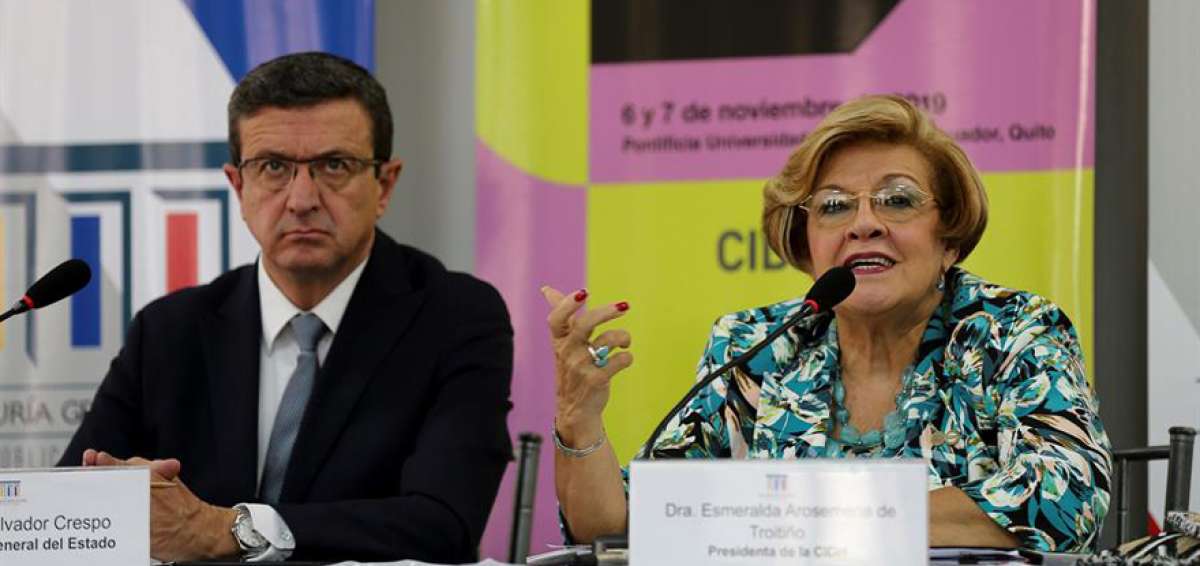 La presidenta de la CIDH, la paname&ntilde;a Esmeralda Arosemena (d), junto al procurador general del Estado, I&ntilde;igo Salvador.