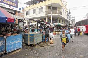 Para la Municipalidad es urgente desalojar a los comerciantes de las calles para iniciar la regeneraci&oacute;n. Foto: Fabricio Cruz / El Tel&eacute;grafo