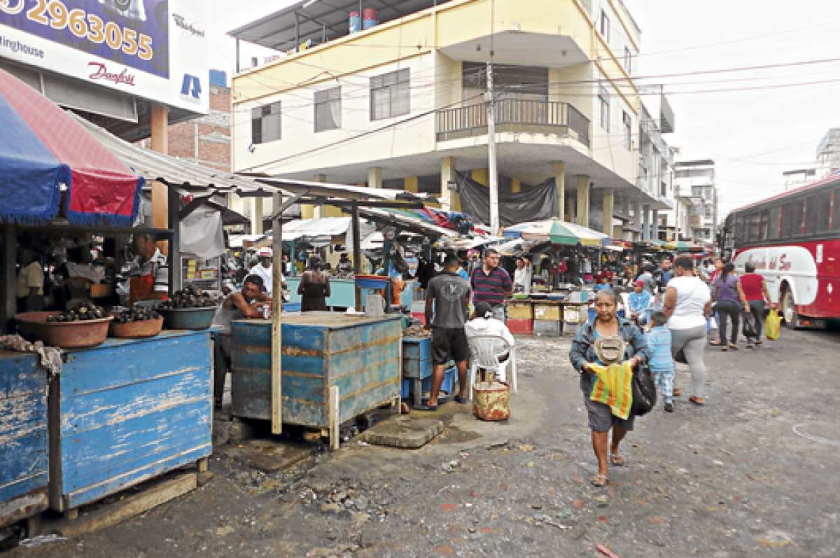 Para la Municipalidad es urgente desalojar a los comerciantes de las calles para iniciar la regeneraci&oacute;n. Foto: Fabricio Cruz / El Tel&eacute;grafo