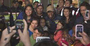 M&eacute;ndez pos&oacute; junto a los hinchas que llegaron al aeropuerto a recibirlo. Foto: Andr&eacute;s Darquea