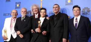 Jim Beach, Roger Taylor y Brian May de Queen, Rami Malek, Graham King posan con sus premios por "Bohemian Rhapsody" en la sala de prensa durante la 76 ceremonia anual de los Golden Globe Awards en el Beverly Hilton Hotel, en Beverly Hills, California, EE.UU. 
