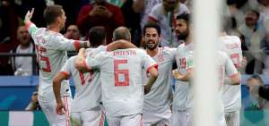 El equipo espa&ntilde;ol festeja con Diego Costa (19) el primer gol ante Ir&aacute;n.