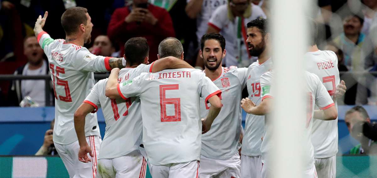 El equipo espa&ntilde;ol festeja con Diego Costa (19) el primer gol ante Ir&aacute;n.