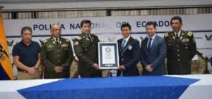 Polic&iacute;a de Ecuador escribe su nombre en el libro de los R&eacute;cords Guinness