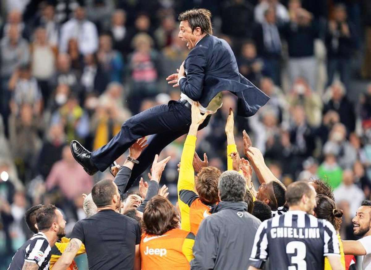 Los jugadores de la Juve festejaron alzando al tecnico, Antonio Conte, por los aires. Foto: EFE
