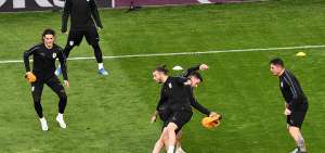 Las cartas de gol del representativo charr&uacute;a, Luis Su&aacute;rez (atr&aacute;s) y Edinson Cavani (i), durante un entrenamiento. 