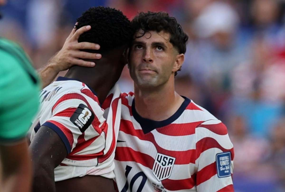Folarin Balogun (c) de Estados Unidos al ser expulsado en el partido de los dieciseisavos de final del Mundial de la FIFA 2026 entre Estados Unidos y Bosnia Herzegovina en el estadio Levi's en Santa Clara .