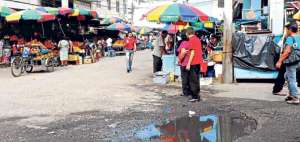 Charcos de agua putrefacta rodean el &lsquo;mercado&rsquo; de Machala, muchas veces estos l&iacute;quidos saltan a los productos que son vendidos a los clientes. Fotos: Fabricio Cruz / El Tel&eacute;grafo