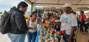 Richard Estrada, del barrio Nueva Esperanza, es un emprendedor de artesan&iacute;as hechas con conchas. Particip&oacute; en la feria Manta Emprende.