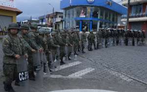 El personal militar cumpl&iacute;a con su labor de precautelar la seguridad de los ciudadanos. 